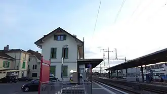 Le bâtiment voyageurs et les quais.