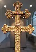 Croix trilobée, croix d'abbesse. Trésor de l'église Saint-Jean d'Aix-la-Chapelle-Burtscheid, XIIe&nbsp;siècle