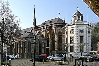 La place devant l'église de l'ancienne abbaye.