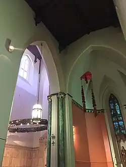 Un galero suspendu dans la cathédrale