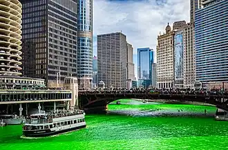 À Chicago, le jour de la fête de la Saint-Patrick, la rivière Chicago est teinte en vert depuis 1962(en) Karen Farrington, Nick Constable, St. Patrick's Day: A Celebration, Book Sales, 1998, p.&nbsp;88..