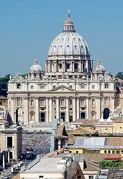 Vue distante de la basilique et de son dôme