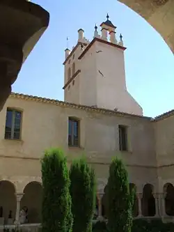 Vue du cloître et du clocher.