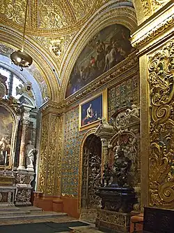 Photographie d'un mur d'une chapelle de la cathédrale Saint Jean à La Valette sur lequel se trouve l'œuvre.