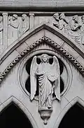 Sculpture de Saint Uriel à l’Église Saint-Augustin de Kilburn&nbsp;(en).