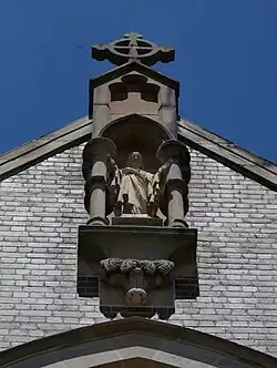 Sculpture de Jésus-Christ surmontant la façade principale, en décembre 2022.