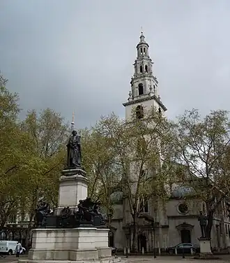 St Clement Danes et statue de Gladstone.