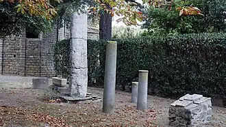 Vestiges dans le square.