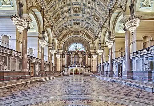 St George's Hall, Liverpool, Angleterre. Au sol, mosaïque de carreaux de 30.000 pièces des ateliers Minton.