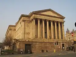 Photographie de la façade du St. Georges Hall.