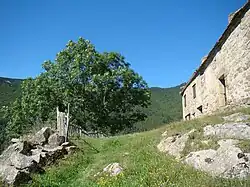 Autre vue de la même façade méridionale de la maison et de la chapelle.