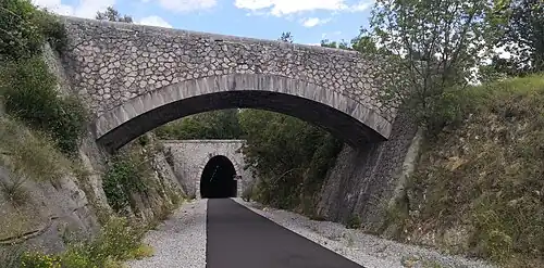 Tunnel de Travès à la sortie de Saint-Hippolyte.