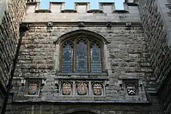 Détail de la fenêtre et des armoiries