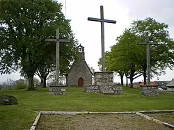 La chapelle au sommet du Puy Saint-Laurent.