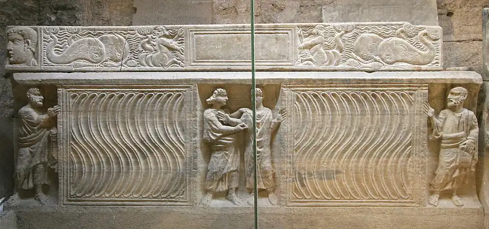 Sarcophage de saint Maximin dit par le passé de sainte Marcelle, basilique Sainte-Marie-Madeleine de Saint-Maximin-la-Sainte-Baume.