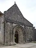 Le porche roman de l’église.