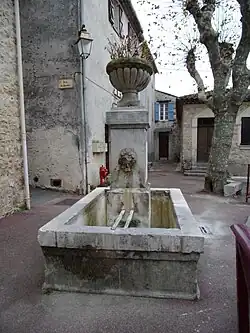 Fontaine près de l'église.