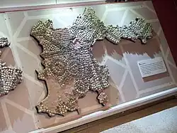 Fragment d'un sol en mosaïque provenant d'une maison au nord de la ville.