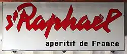 Plaque émaillé portant le nom Saint-Raphaël écrit en rouge et l'inscription apéritif de France en noir.