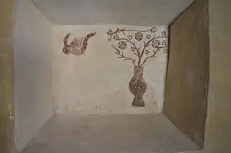 Niche avec peintures.