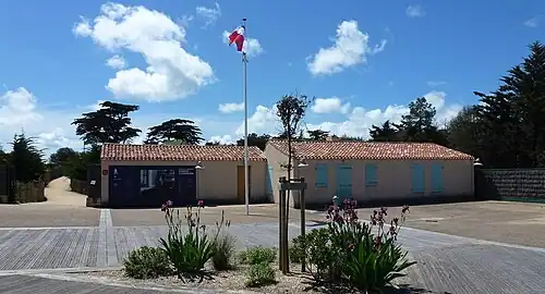 Esplanade, devant la carterie du musée.