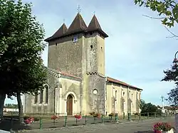 La façade de l'église…