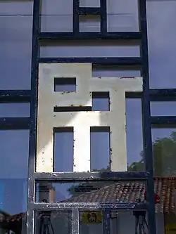 Logo des PTT à l'entrée du bureau de poste.