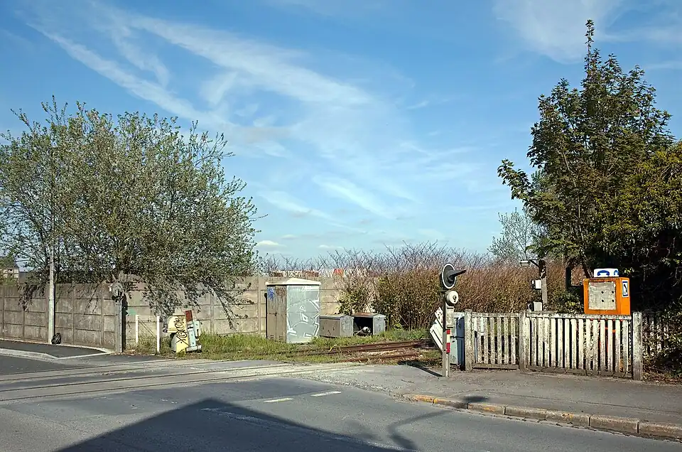 La rue Carnot passant à proximité de la gare sera desservie par la future ligne de tramway. Ce tracé a fait l'objet d'inquiétudes de la part des riverains durant la concertation préalable.