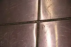 Exemples de vandalismes sur l'arche.