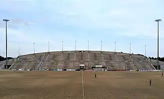 La grande tribune de 5500 places face à la tribune d'honneur et aujourd'hui fermée.