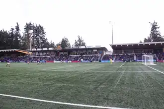 Les tribunes principales.