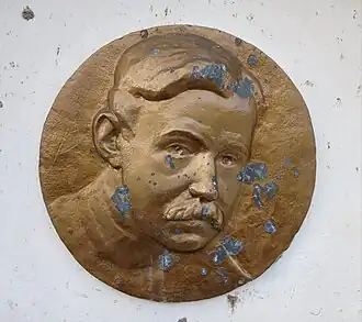 Médaillon sur la stèle du stade-vélodrome de Nantes.