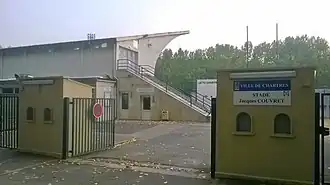 Portail avec une tribune en fond.