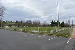 Terrain de football derrière un parking