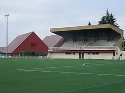 Photographie en couleurs d'un stade de football.