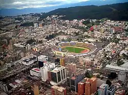 Vue aérienne de Quito, le stade au centre de l'image