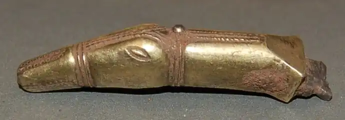 Extrémité zoomorphe de la crête du casque