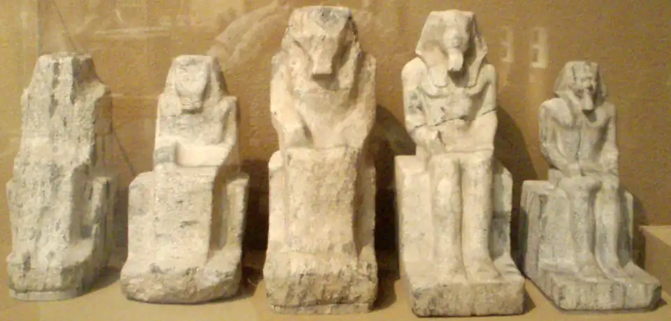 Statues inachevées de Mykérinos découvertes dans le temple funéraire de la vallée.