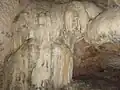 Stalactites dans la grotte de Las Fons.