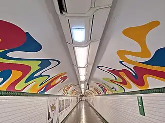 Œuvre de l'artiste Amsted dans un couloir d'accès à la ligne 7.