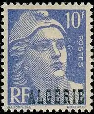 Photographie en couleurs représentant la tête d'une femme coiffée d'un bonnet phrygien.