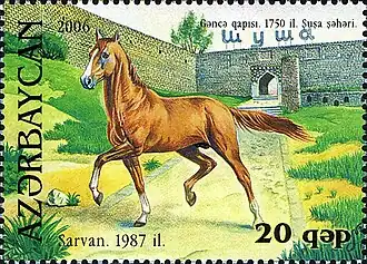 Timbre postal à motif de cheval roux sur fond de forteresse