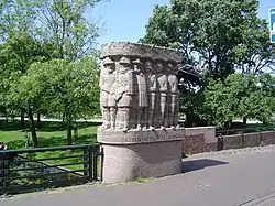 Couleur. Belle vue de monument en forme de sacophage dans jardin avec pelouse et massifs