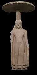 Buddha debout sous un parasol. Provenance: région de Sarnath. Grès beige. Gupta, Ve&nbsp;siècle. Musée archéologique de Sarnath.