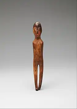 Statuette à forme humaine en ivoire (morse). Période estimée : entre 200 et 100 apr. J.-C..