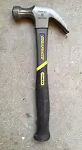 Marteau à arrache-clous, en anglais "claw hammer", littéralement "marteau à griffes ou serres". Tête en acier, à manche et angrois en graphite. Masse globale 16 onces (~ 453,6 g).