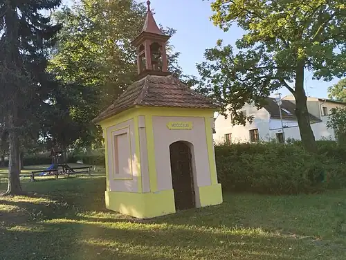 Chapelle au centre de Stará Pohůrka.