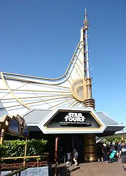 Bâtiment gris et doré.