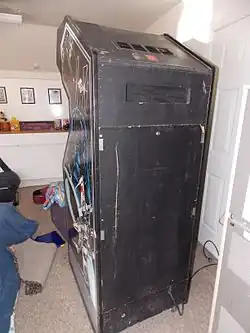 Borne d'arcade (meuble noir) vue de dos.