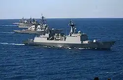 Le ROKS Chungmugong Yi Sun-shin et l’USS&nbsp;John Paul Jones&nbsp;(DDG-53) côte à côte pendant RIMPAC 2004.